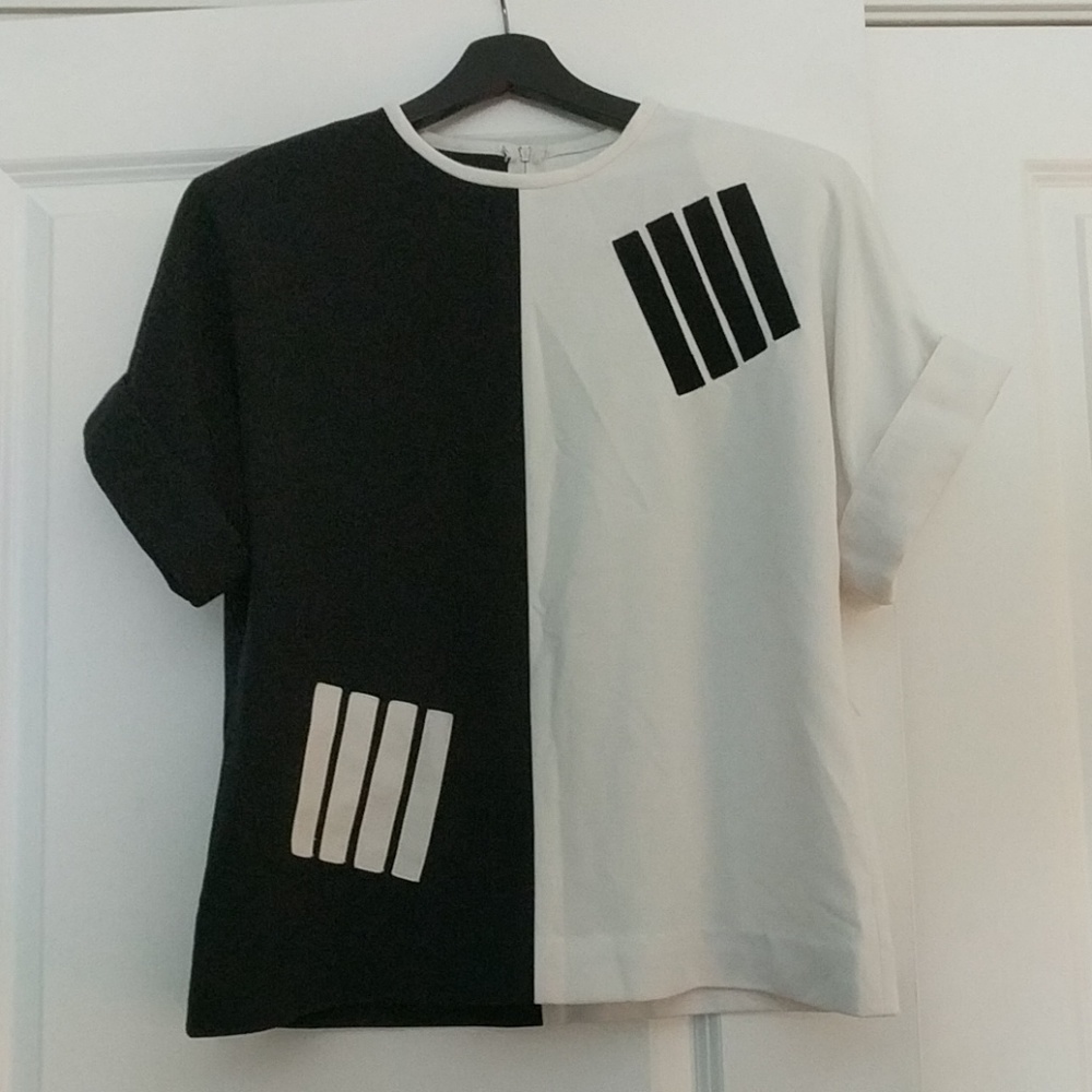 🌺 4/$25 Vintage Geometric Black and White Top